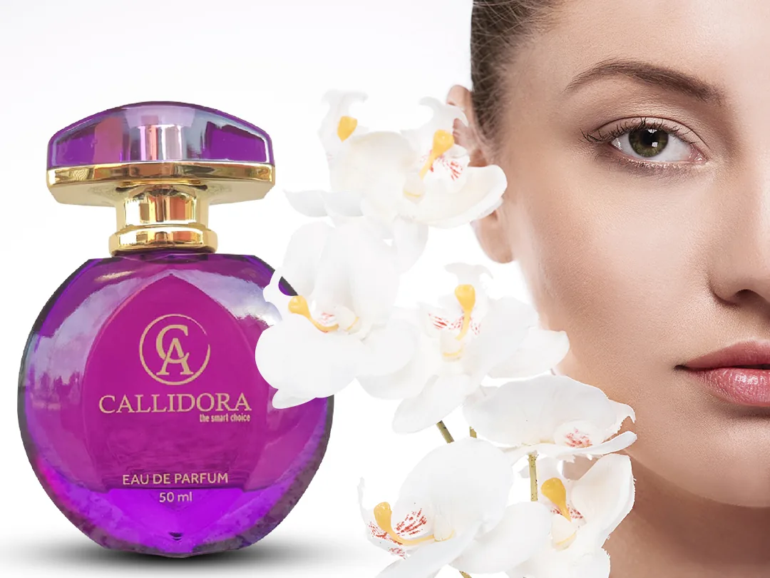 Flacon de parfum Callidora violet à côté d’un visage de femme et d’orchidées blanches